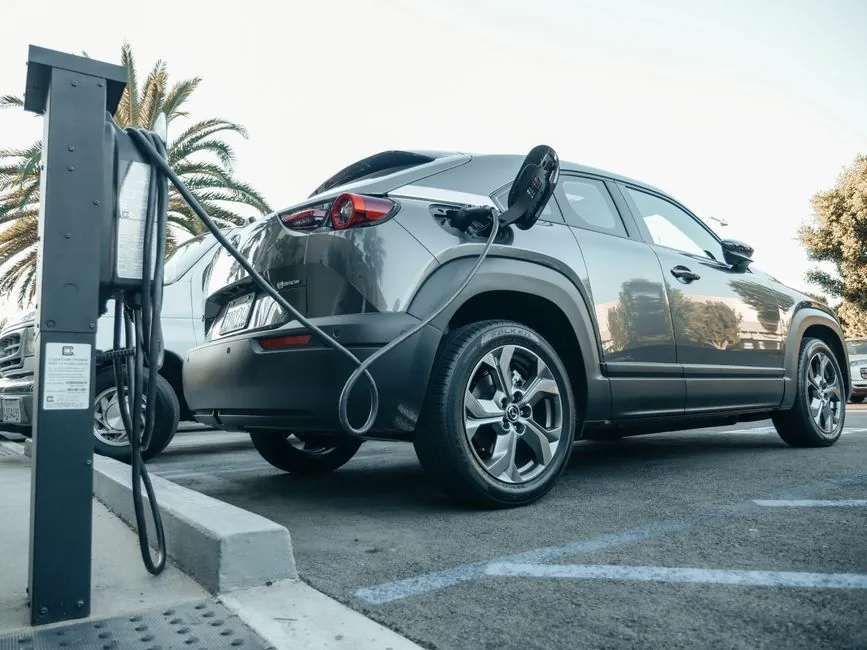 Batterie EV, in Cina entra in vigore il nuovo standard di sicurezza: Geely è già conforme