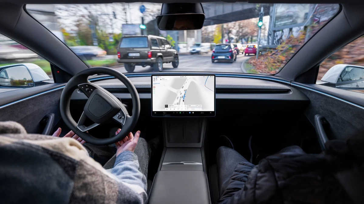 Francia blocca Tesla FSD: bocciata per rischi di sicurezza