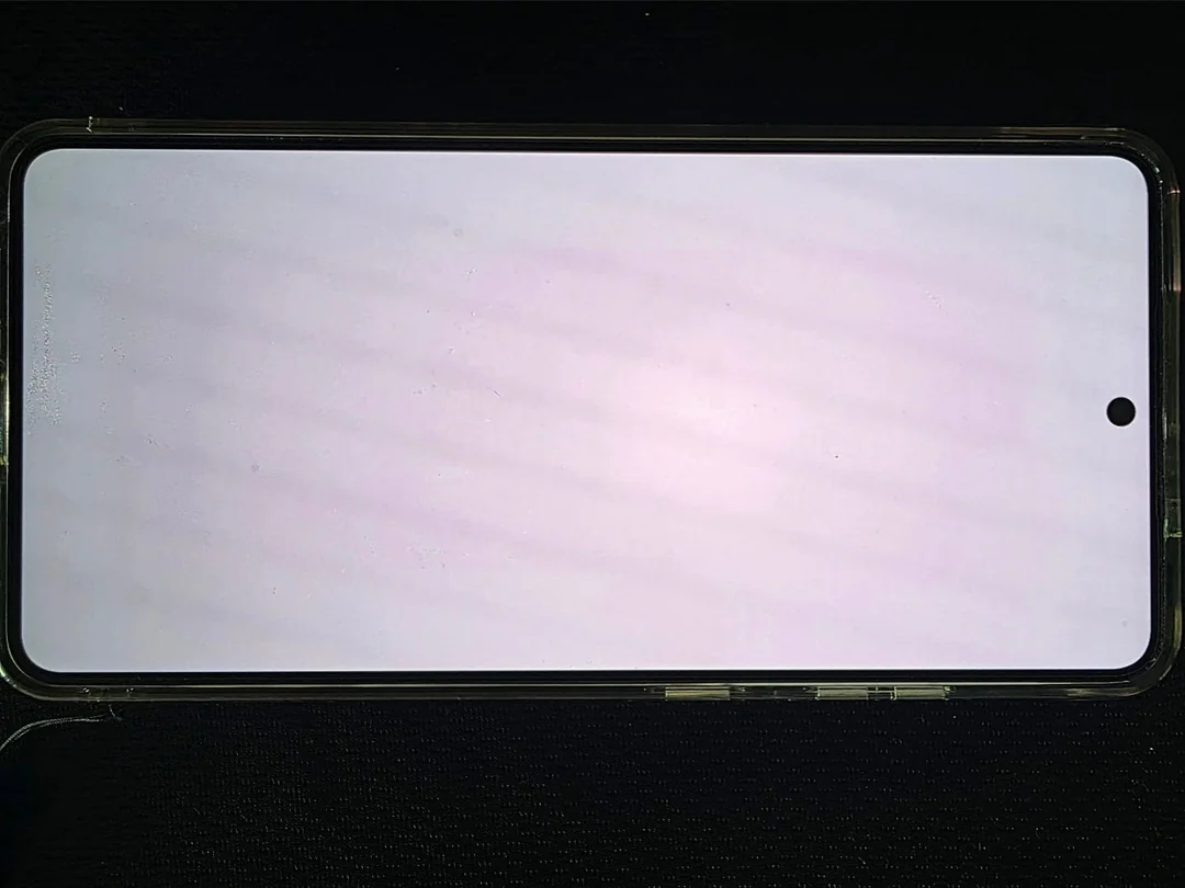 Galaxy S26 Ultra, Samsung corregge il difetto di schermo rosso