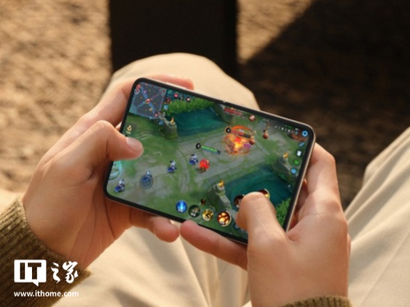 模特手持 HUAWEI Pura X 玩游戏