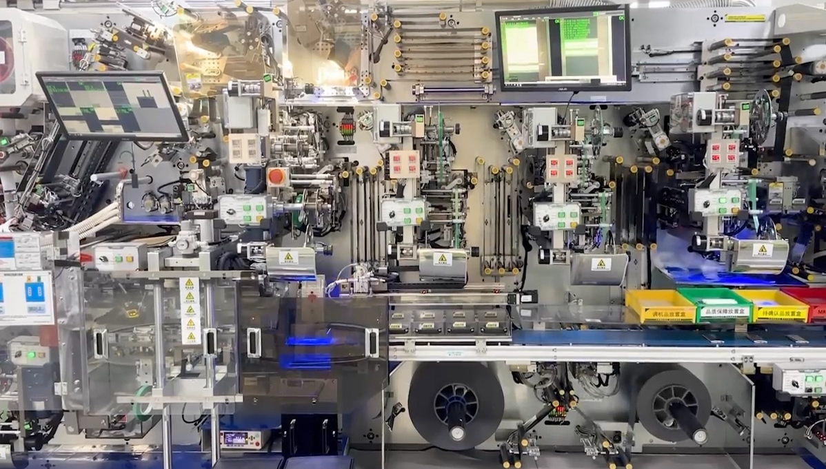 探秘苹果 iPhone 电池生产线:iFixit 团队走进中国工厂,亲手组装一块电池