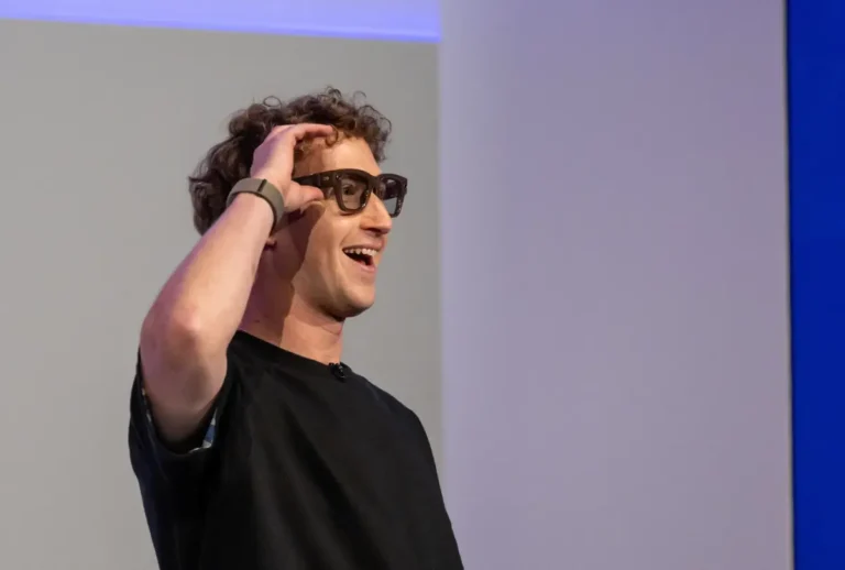Meta spegnerà la fotocamera degli smart glasses se il LED privacy viene manomesso