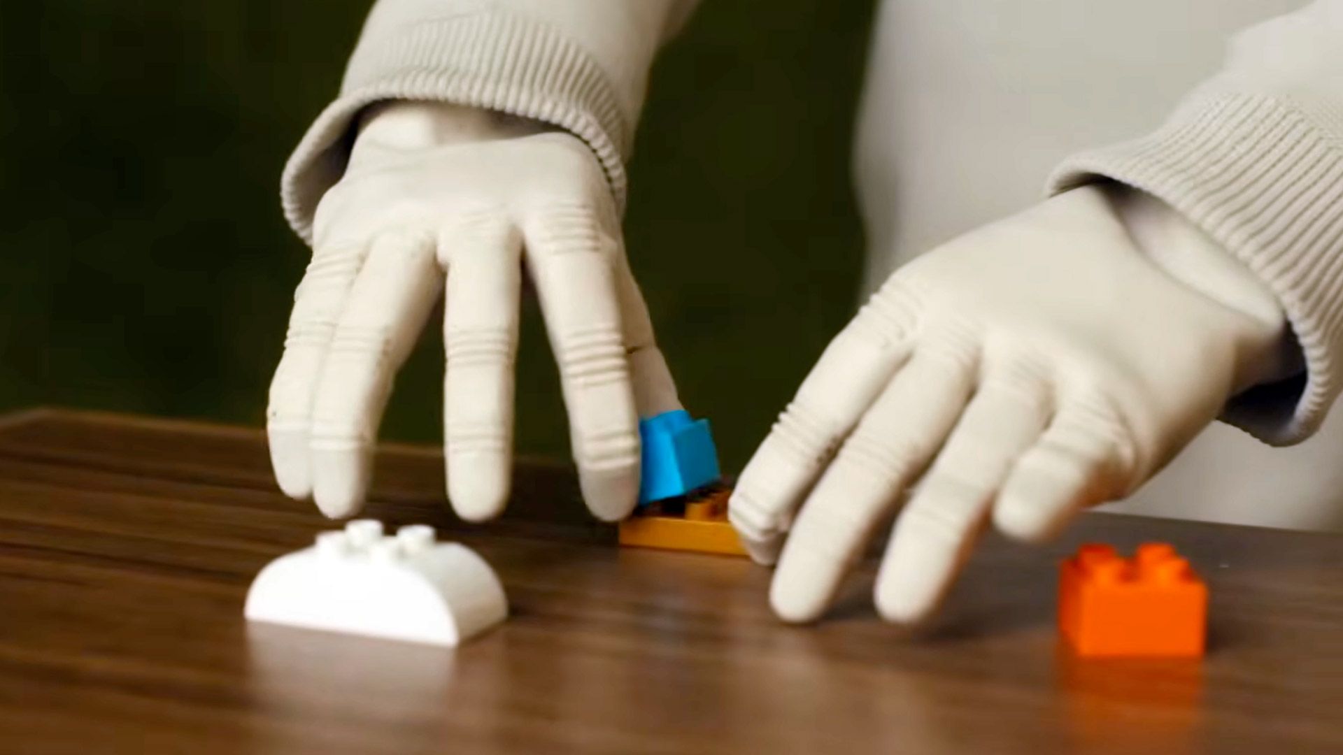 Neo mani robotiche con sistema a tendini e presa fine