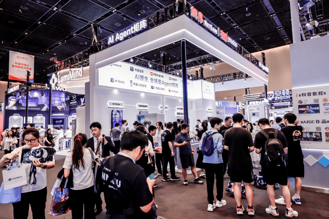 NetEase Youdao OpenPods ufficiale al WAIC: auricolari AI open-ear con case traduttore
