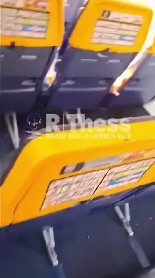 瑞安航空的波音 737-800 航班因发动机碎片打破舷窗,1.5 万英尺高空险些致乘客吸出窗外