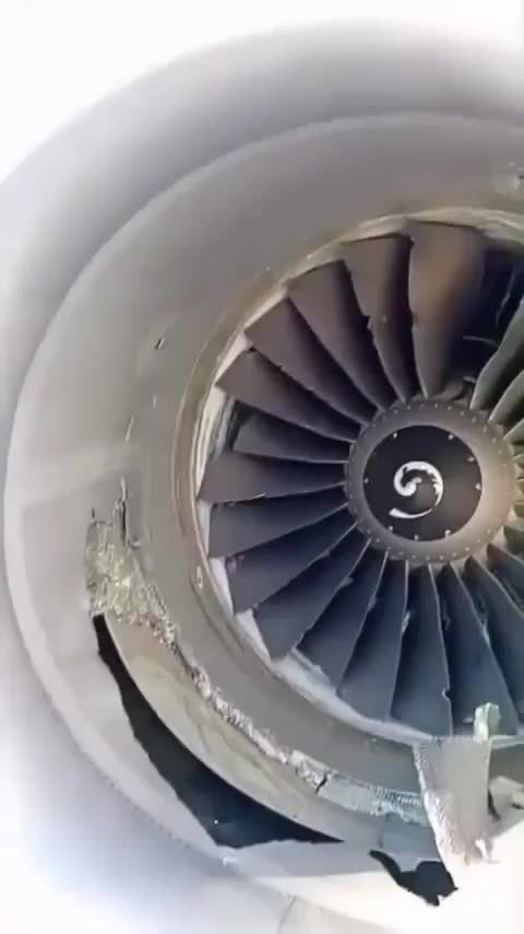 瑞安航空的波音 737-800 航班因发动机碎片打破舷窗,1.5 万英尺高空险些致乘客吸出窗外