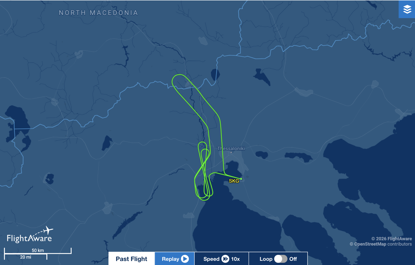 瑞安航空的波音 737-800 航班因发动机碎片打破舷窗,1.5 万英尺高空险些致乘客吸出窗外