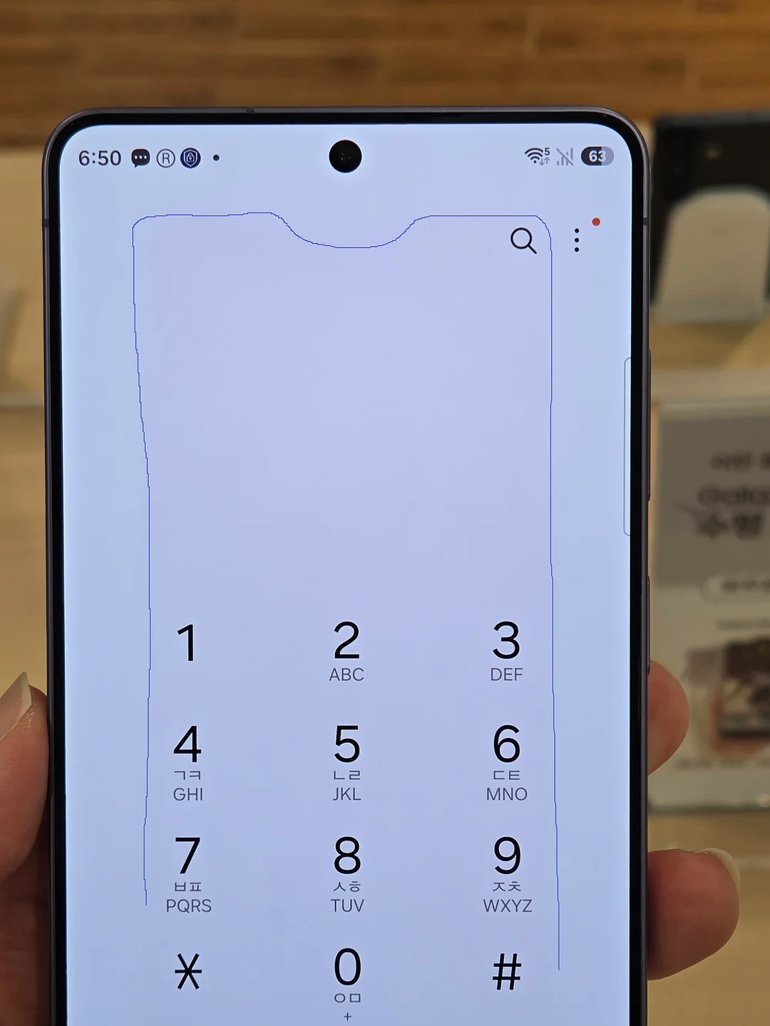 用户反馈三星 Galaxy S26 Ultra 手机中间屏幕泛红,外媒推测关联“隐私屏幕”机制