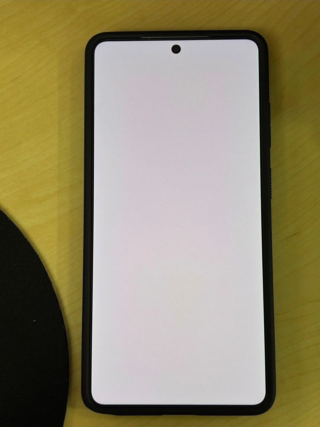 用户反馈三星 Galaxy S26 Ultra 手机中间屏幕泛红,外媒推测关联“隐私屏幕”机制