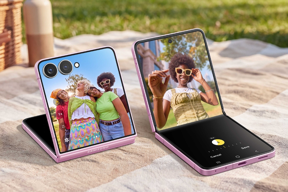 Samsung Galaxy Z Flip8 aperto in modalità FlexCam