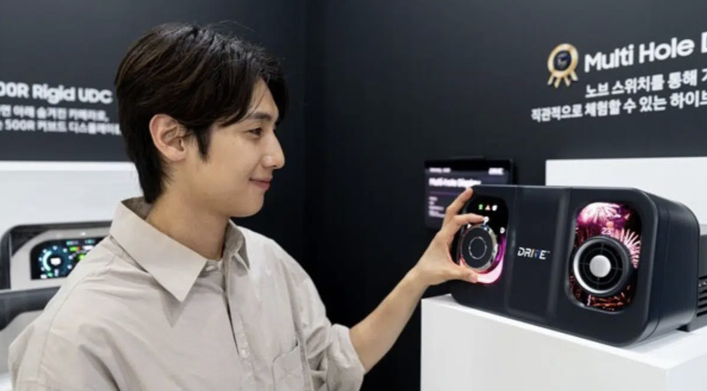 Samsung mostra un OLED auto con foro da 80 mm per integrare i comandi fisici