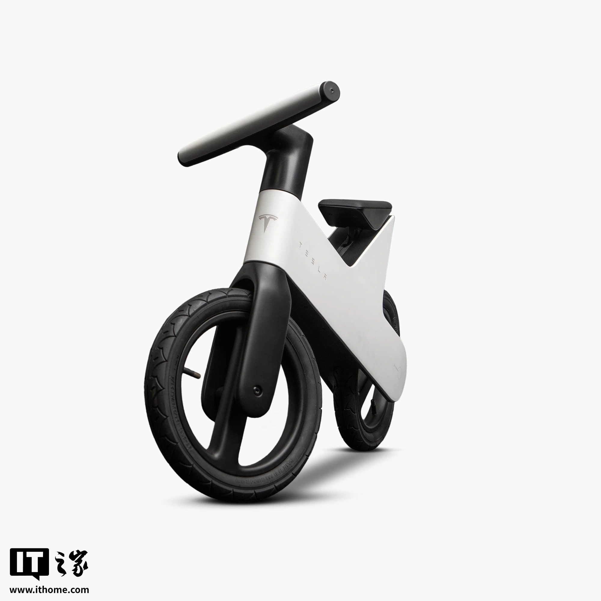 Tesla lancia la bici per bambini: specifiche e prezzo