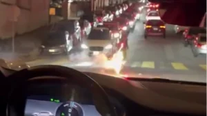 Waymo, robotaxi in fiamme a San Francisco dopo i fuochi d'artificio