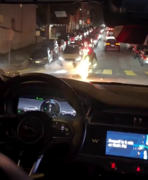旧金山多辆 Waymo 自动驾驶出租车碾过烟花,其中一车起火