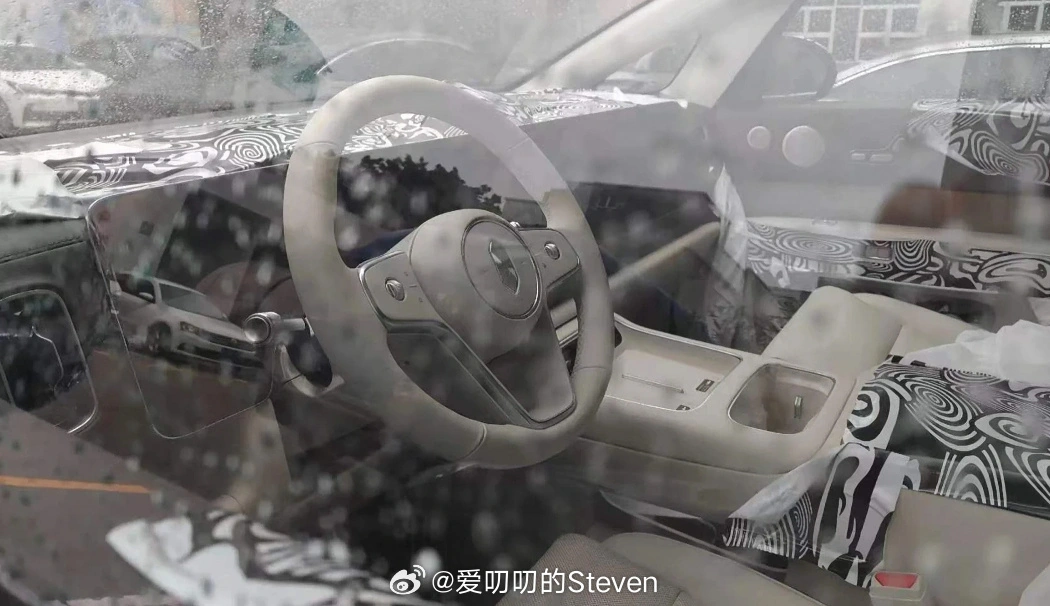 鸿蒙智行享界 V8 测试车谍照再曝,车内将搭载新款三联屏
