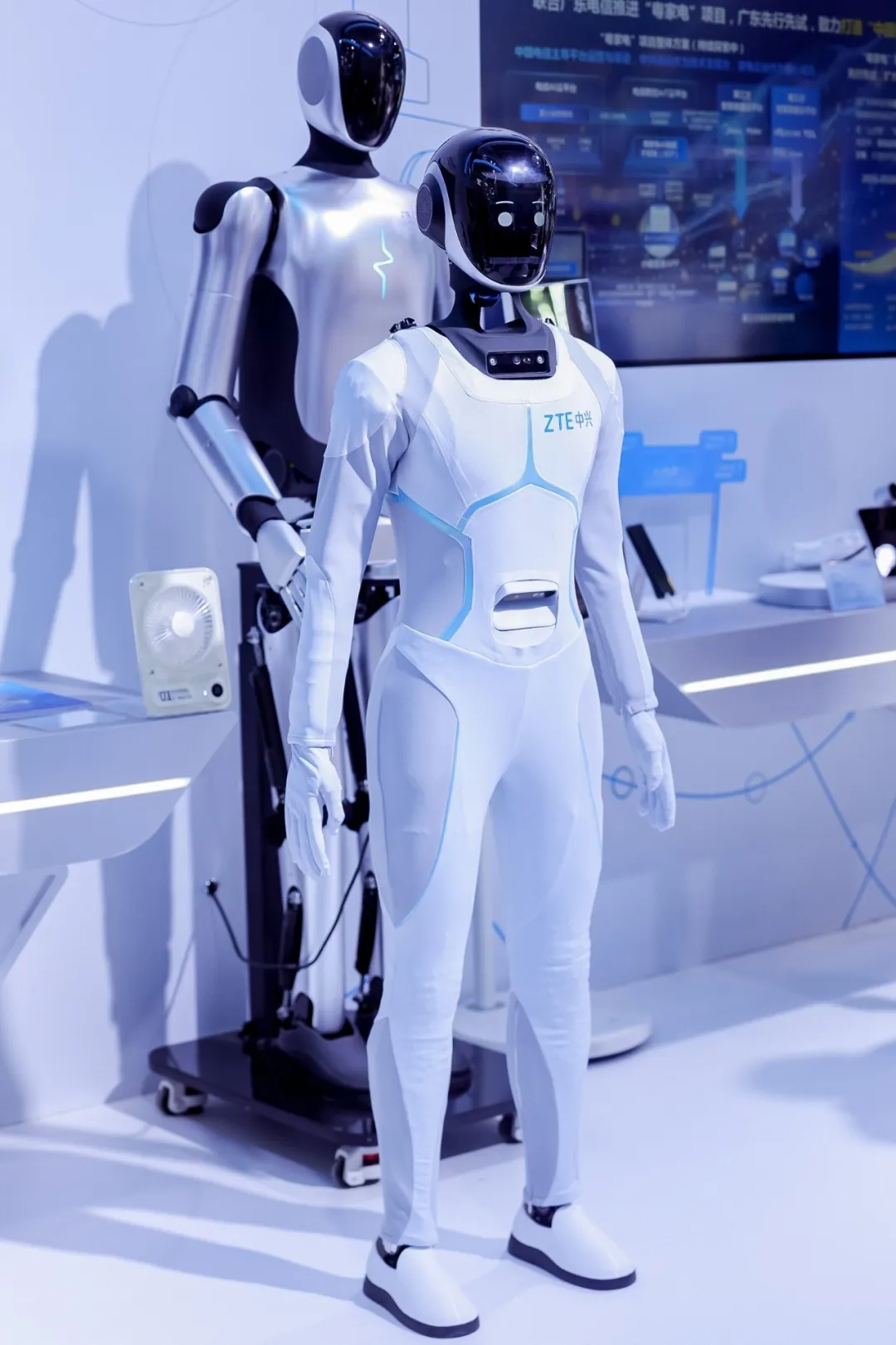 中兴发布业内同规格尺寸下最轻人形机器人产品“中兴星仔”:高 1.6 米,自重 30 余千克