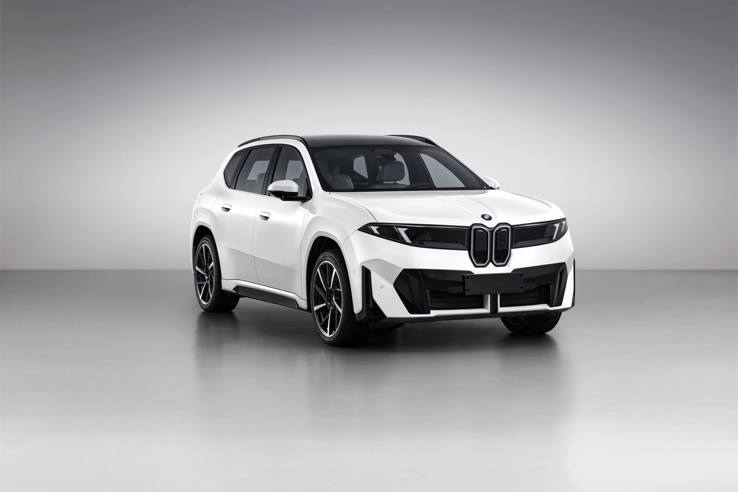 BMW iX3 40L ufficiale in Cina: passo da 3.005 mm e doppio motore
