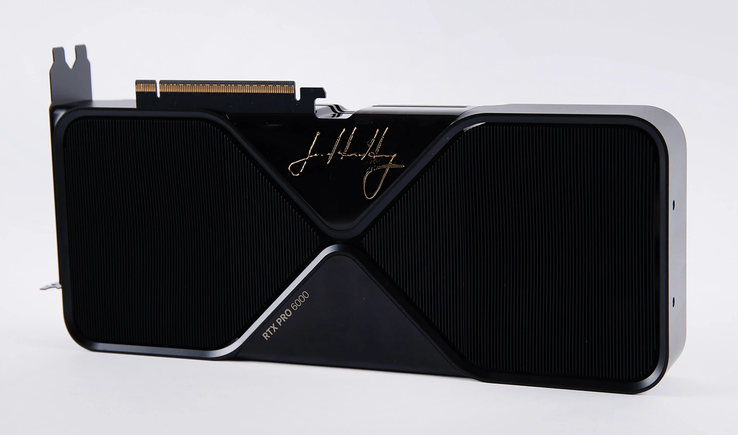 Nvidia RTX Pro 6000 Blackwell firmata da Jensen Huang venduta all’asta