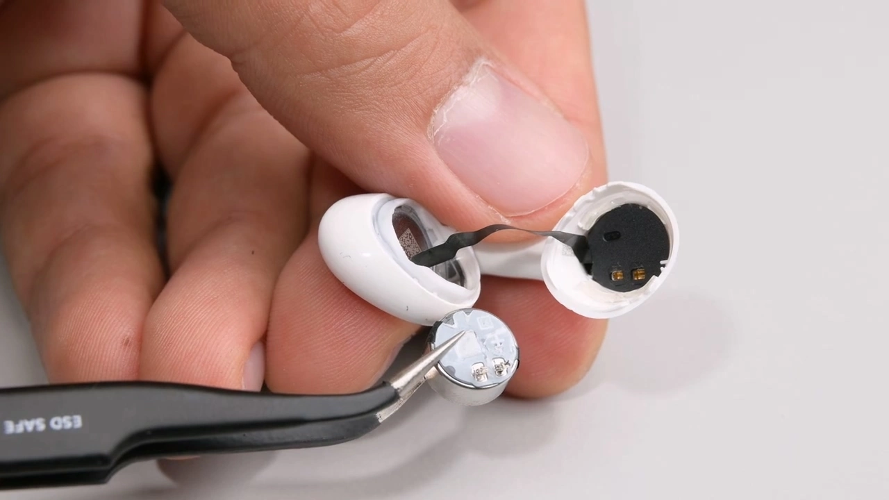 10 年来可维修性首破 0 分:iFixit 拆解苹果 AirPods 5,耳机电池可更换