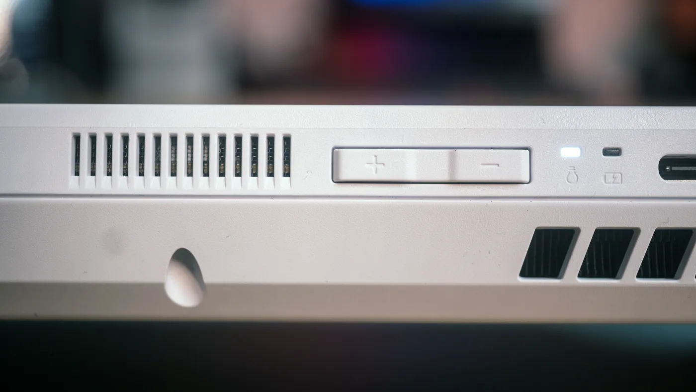 Connettività e slot microSD di ASUS ROG Xbox Ally