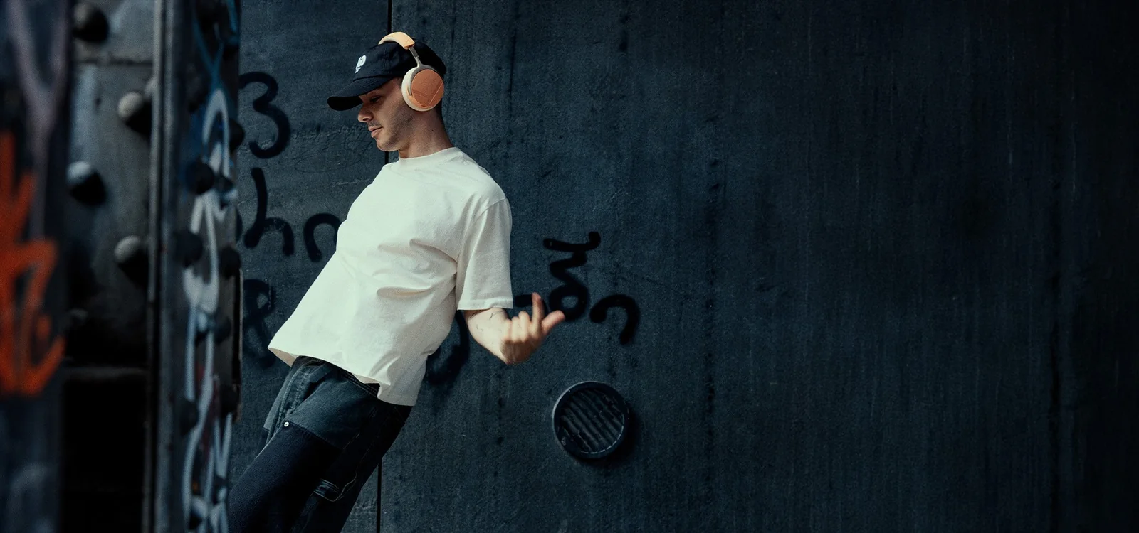 beyerdynamic AVENTHO Y Peach Blush indossate