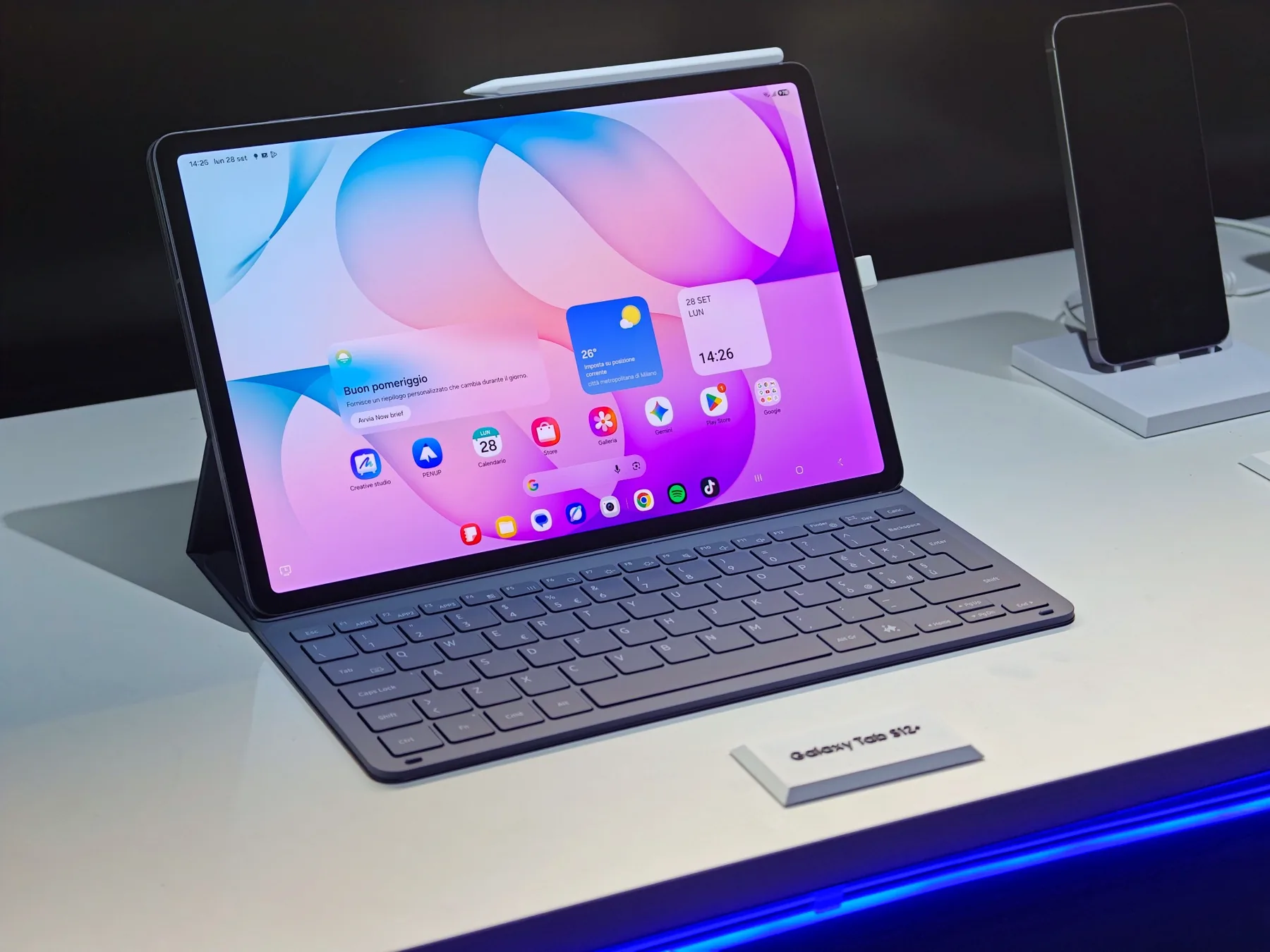 Samsung Galaxy Tab S12+ visto frontalmente