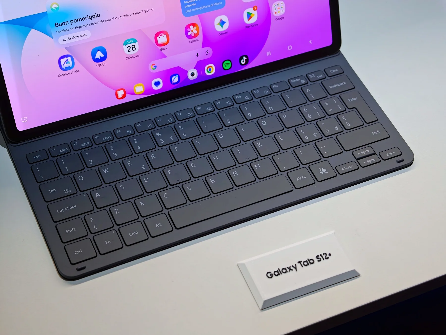 Samsung Galaxy Tab S12+ con tastiera e S Pen