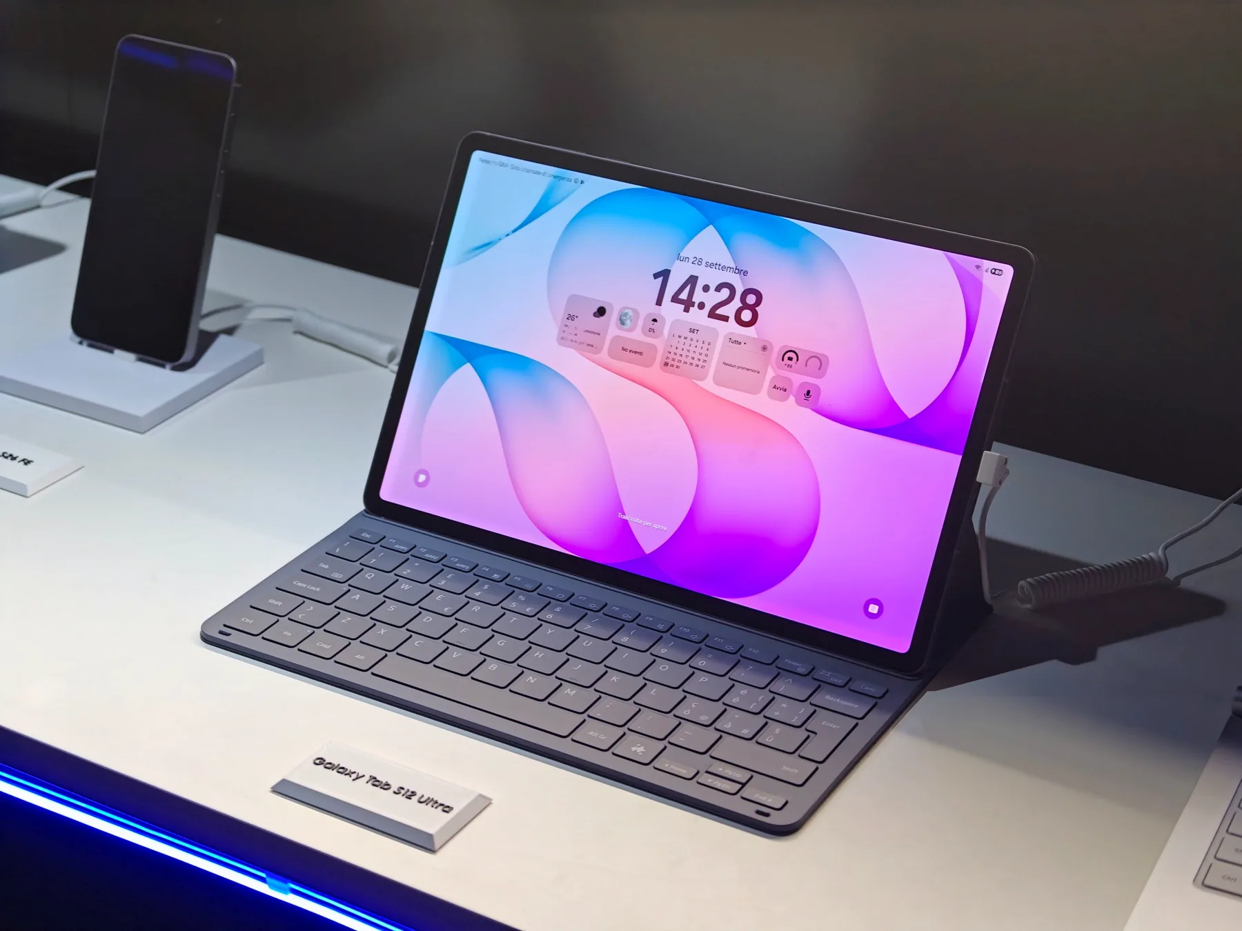 Samsung Galaxy Tab S12 Ultra visto frontalmente
