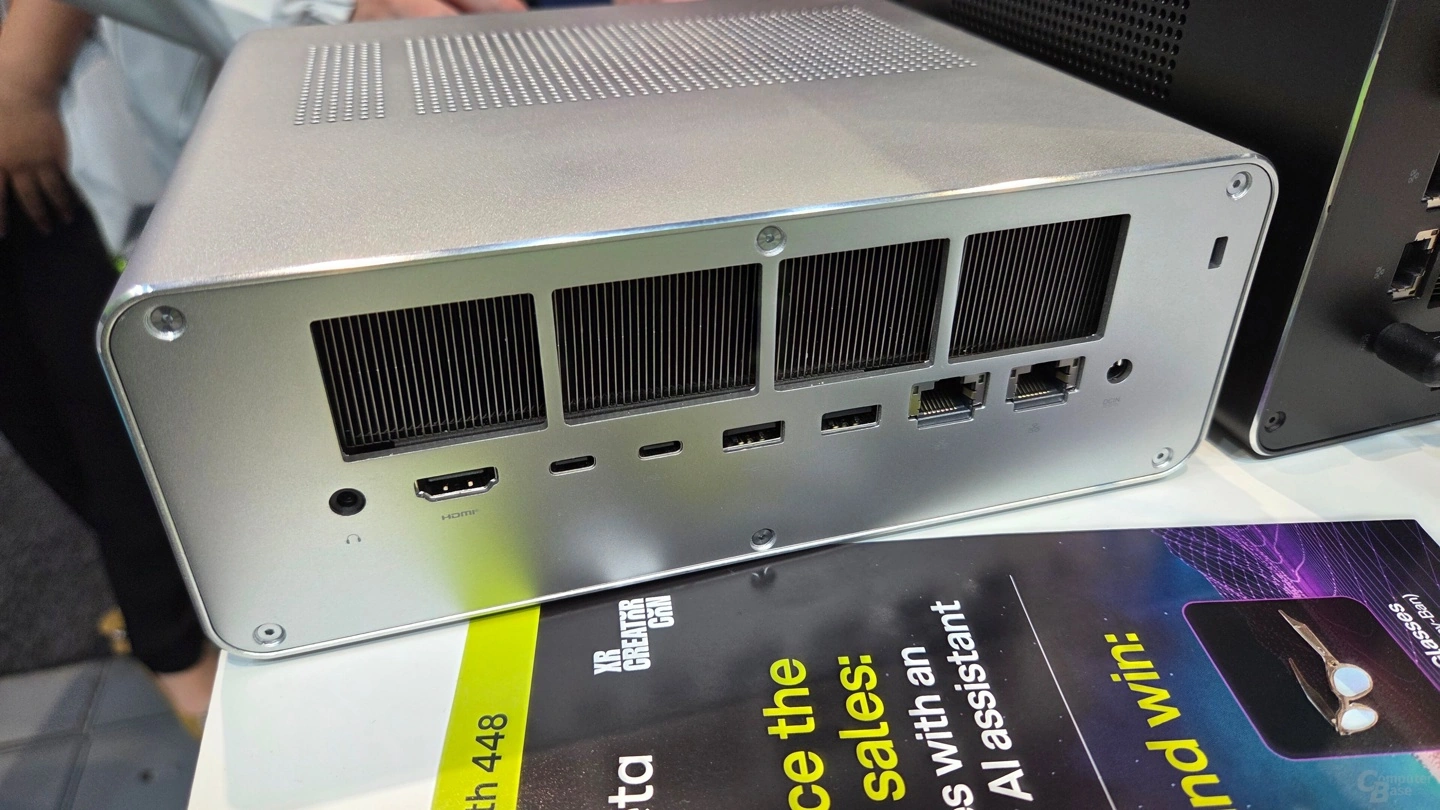 极摩客展出 EVO-X5 Pro 迷你主机:锐龙 AI Max+ PRO 495 处理器,192GB 内存
