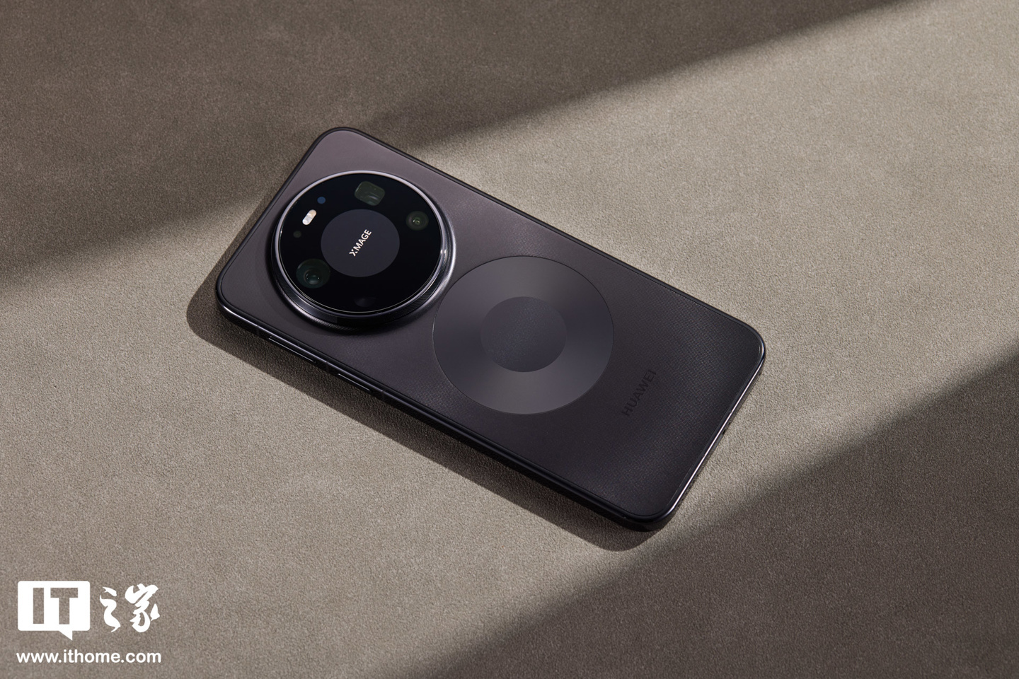 IT之家开箱:华为 Mate 80 Pro Max 风驰版图赏