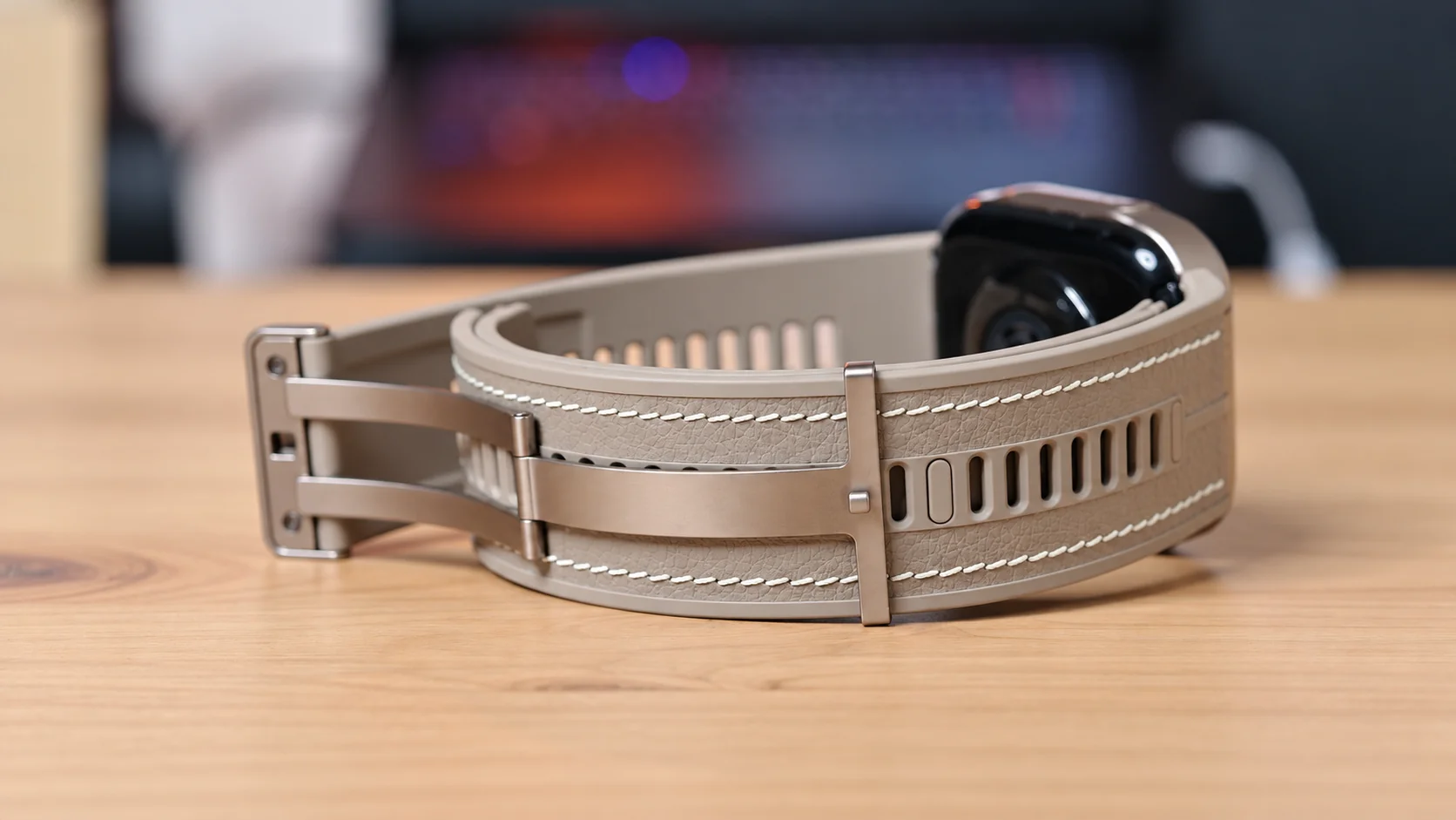 Chiusura aperta e regolazione del cinturino Mocha Gold di Huawei Watch D3