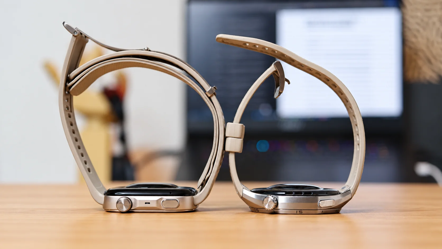 Huawei Watch D3 a sinistra e Watch GT 6 Pro a destra, visti di lato
