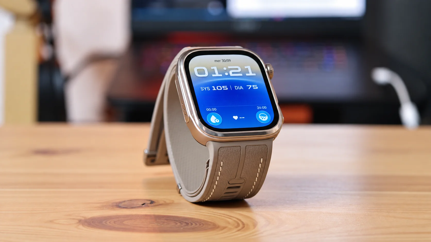 Huawei Watch D3 Mocha Gold con display acceso, visto da davanti