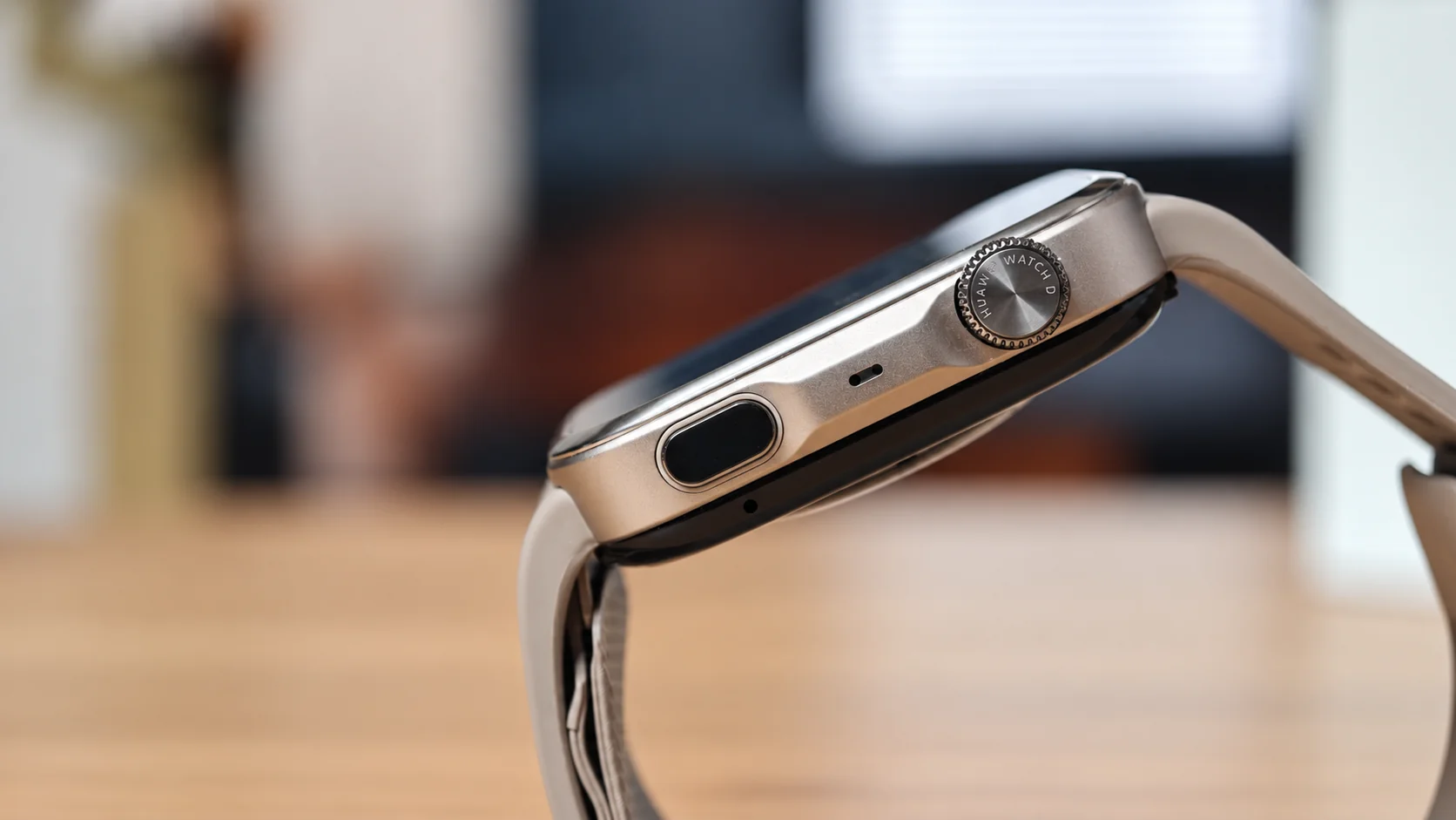 Vista laterale di Huawei Watch D3 con corona e pulsante