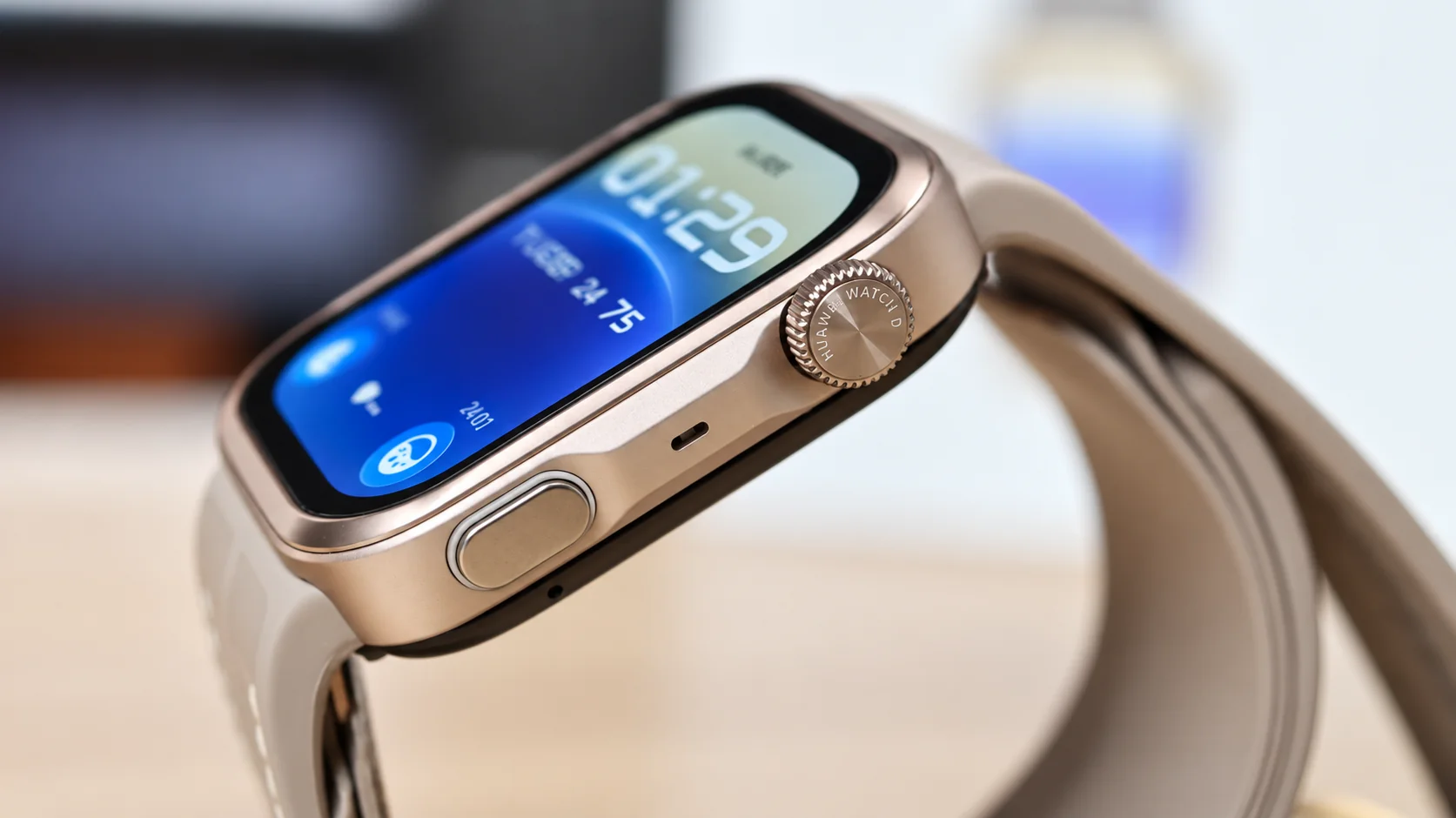 Profilo di Huawei Watch D3 con corona e pulsante laterale