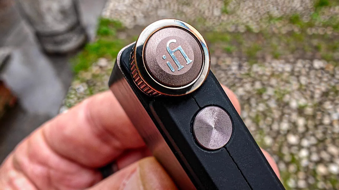 iFi GO blu inserito nella custodia con clip