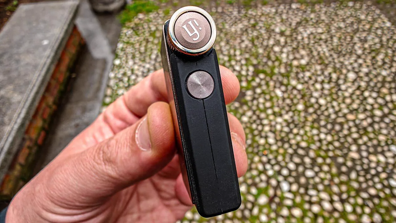 iFi GO blu con cuffie cablate durante la prova