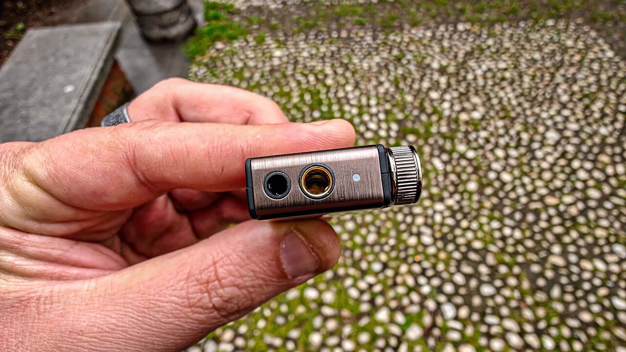 iFi GO blu tenuto in mano durante un ascolto