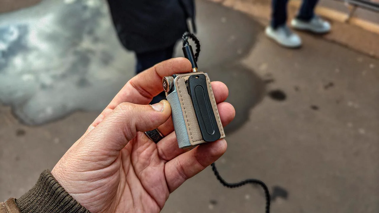 Porta USB-C e microfono di iFi GO blu