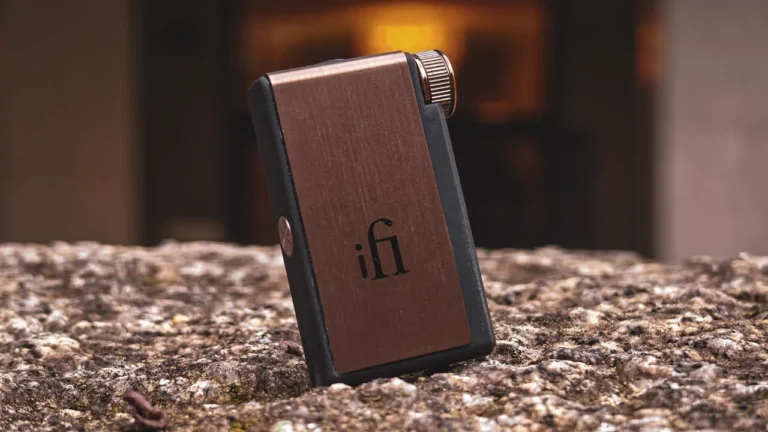 iFi GO blu su una superficie in pietra