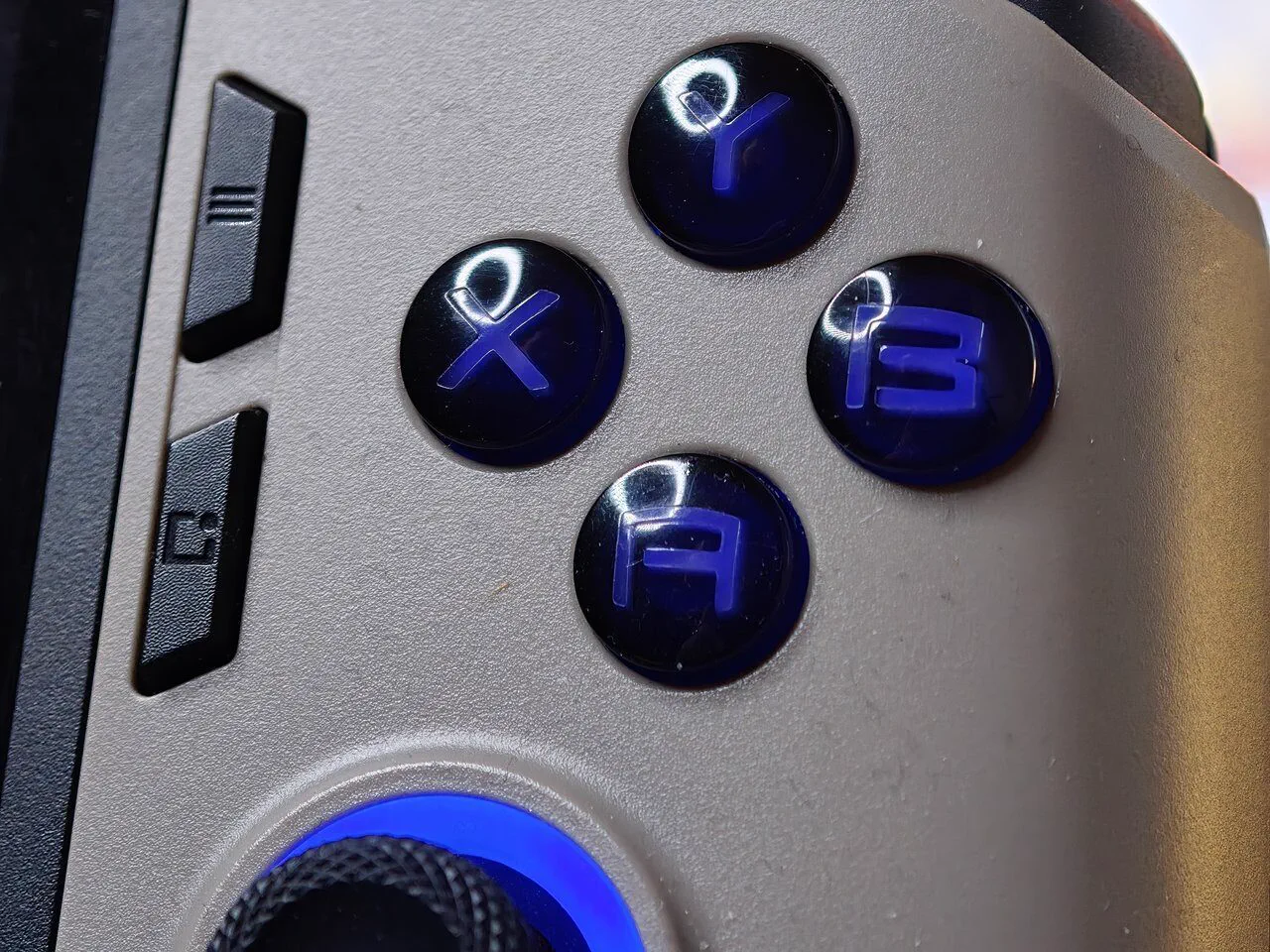 Stick Hall effect e pulsanti di MSI Claw 8 AI+