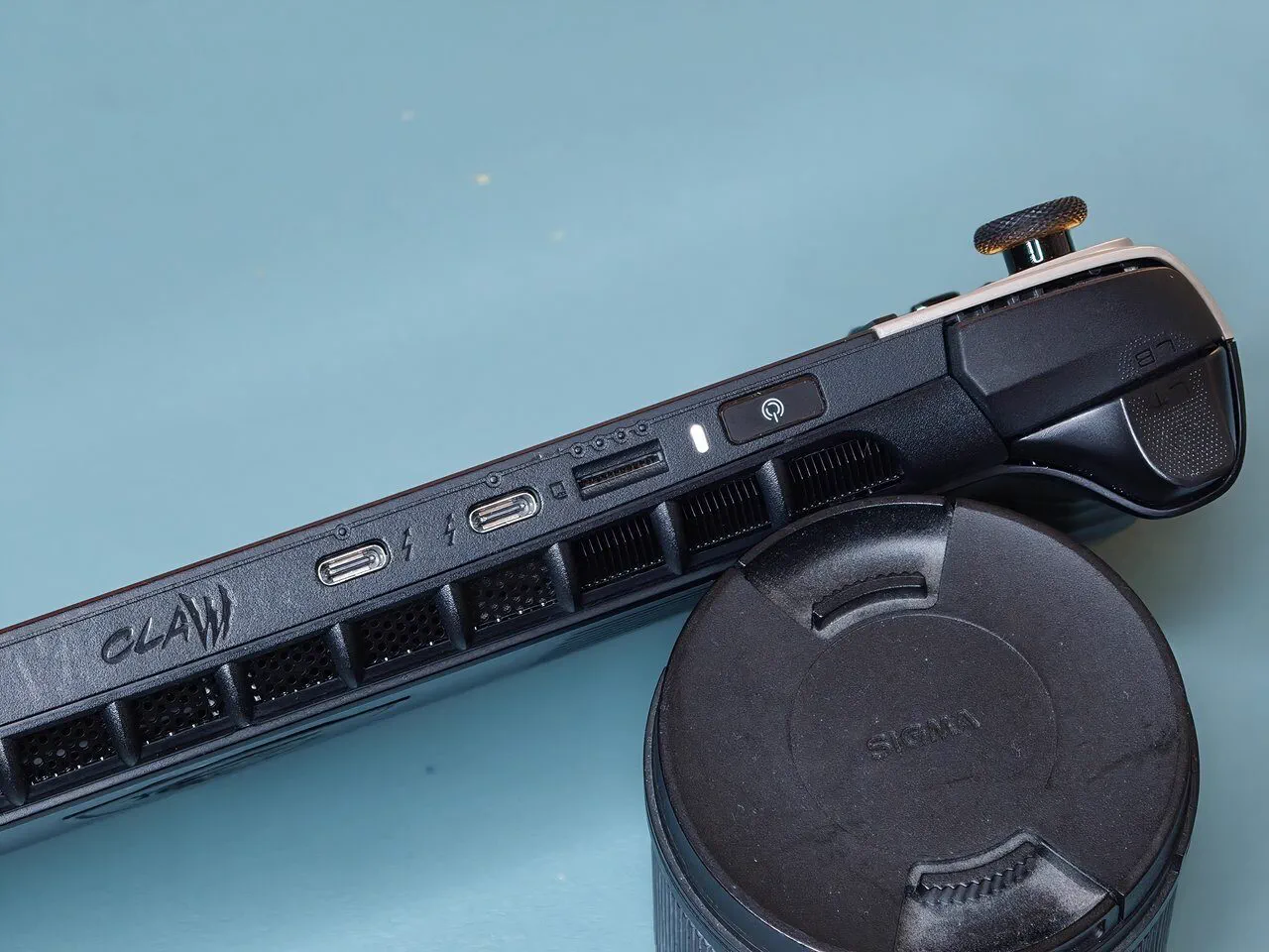 Due porte Thunderbolt 4 e connessioni di MSI Claw 8 AI+