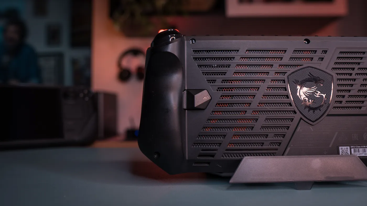 Retro e impugnature di MSI Claw A1M