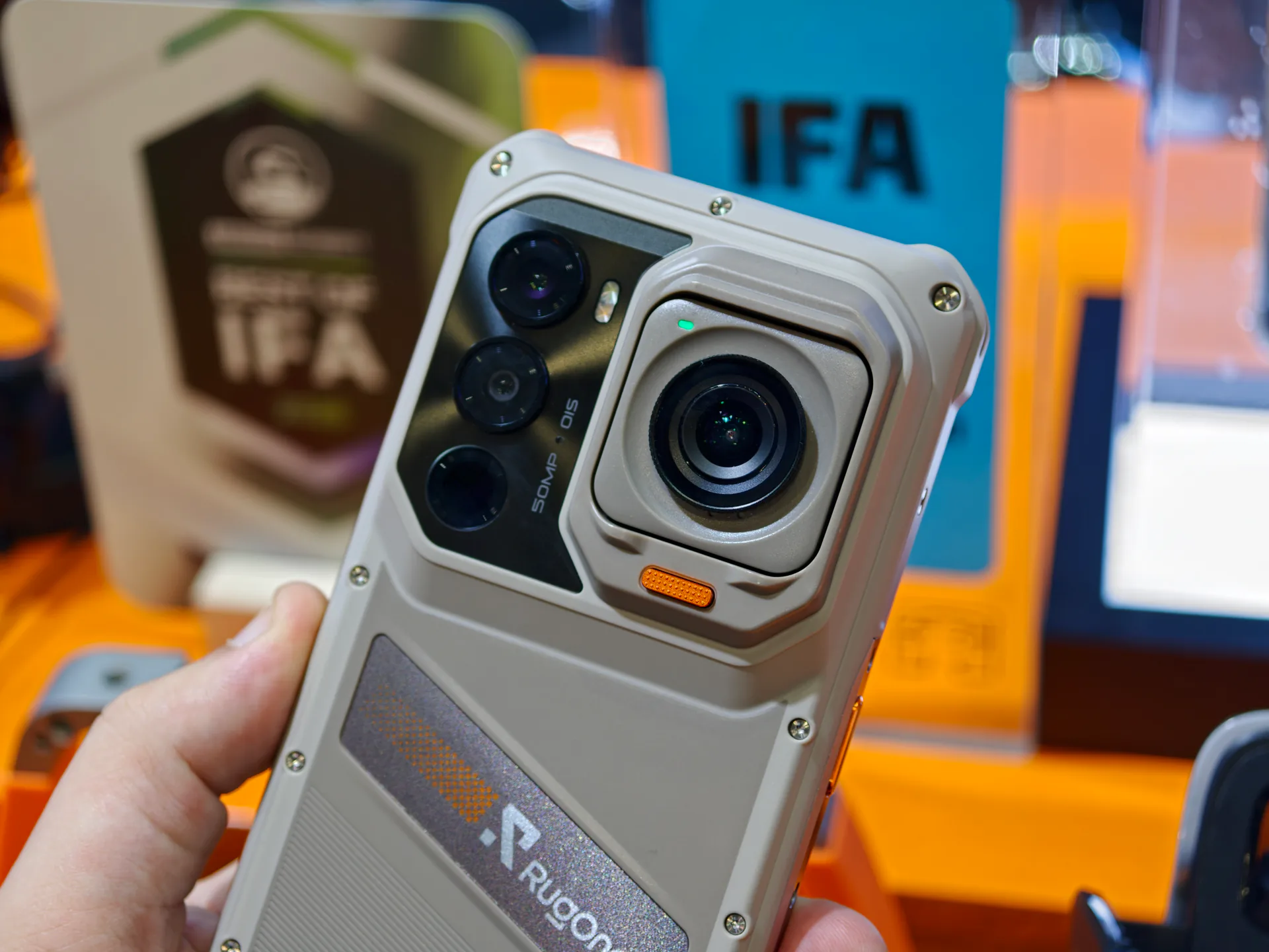 RugOne Xsnap 7 Pro con action camera staccabile mostrato a IFA 2026