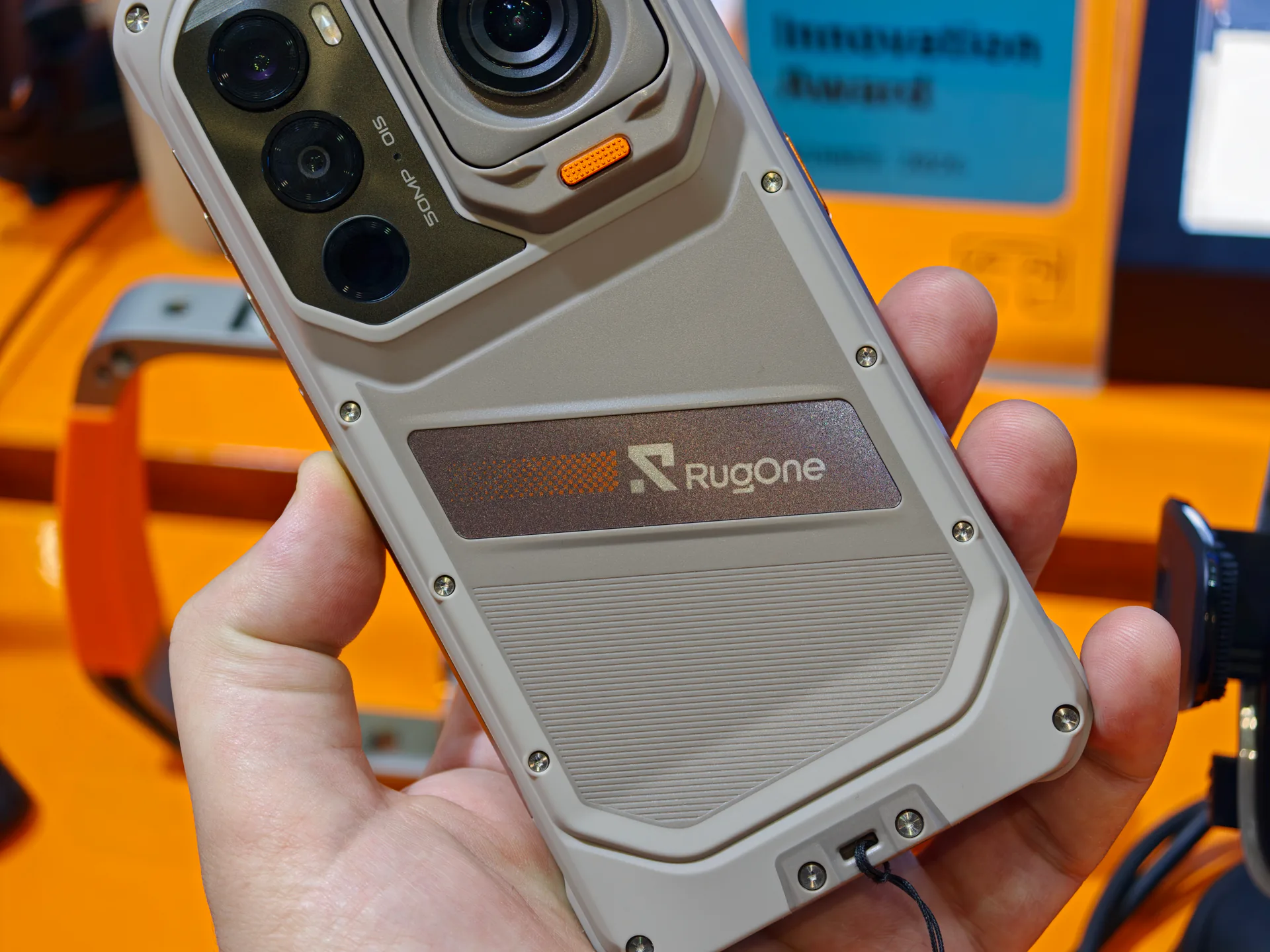 Design posteriore di RugOne Xsnap 7 Pro con logo RugOne