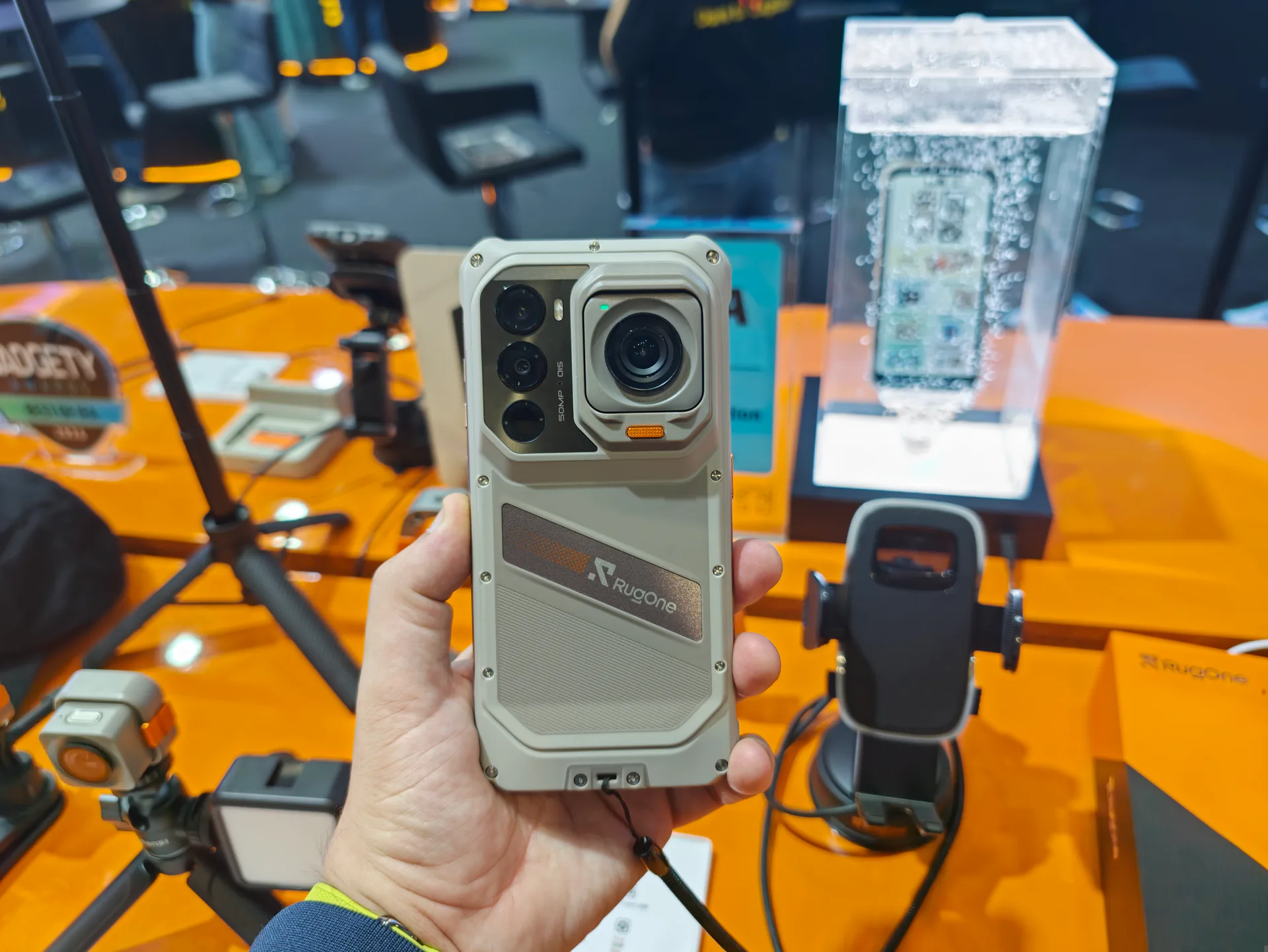 RugOne Xsnap 7 Pro fotografato nello stand di IFA 2026