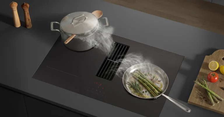 Piano a induzione Samsung Touch con cappa integrata in una cucina moderna