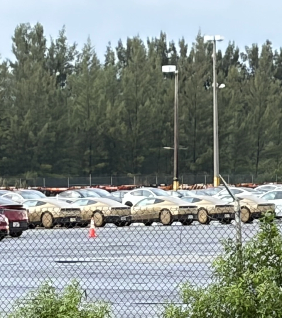 发布会前夕,特斯拉 Cybercab 车队现身美国多地