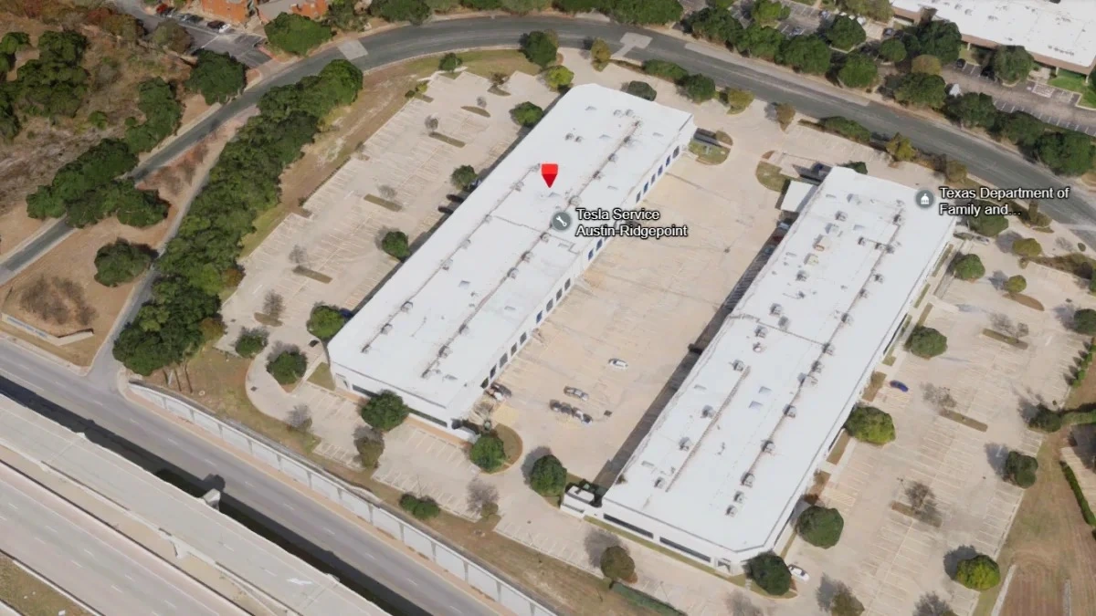 Tesla prepara ad Austin un secondo hub Robotaxi con 24 colonnine V4