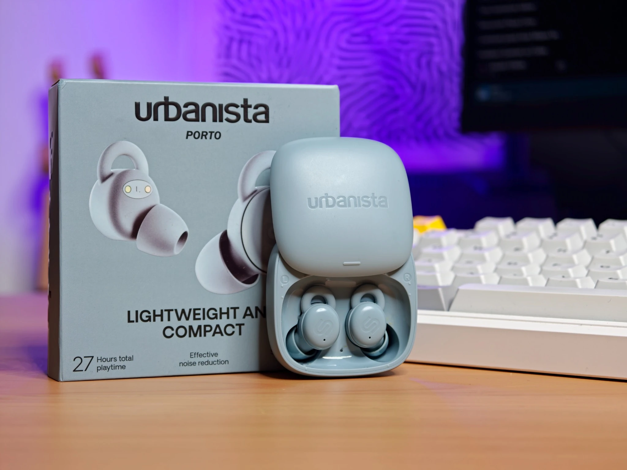 Urbanista Porto Storm Blue nella custodia aperta, accanto alla confezione.